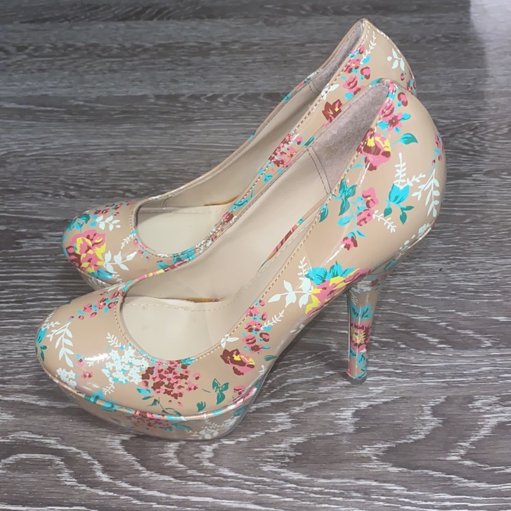 Breckelle's Brown Floral Patent Stiletto 5.5" Heels